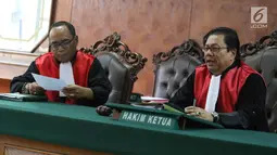 Hakim Ketua saat sidang sidang gugatan perbuatan melawan hukum terkait perjanjian konsesi antara PT KCN dengan PT KBN di PN Jakarta Utara, Selasa (17/4). Sidang dengan agenda replik tersebut ditunda pekan depan. (Liputan6.com/Arya Manggala)