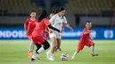 <p>Pemain Timnas putri Indonesia, Safira Ika (tengah) menguasai bola pada laga eksibisi antara 6 pemain Timnas Putri Indonesia menghadapi 30 pemain SSB Putri Surakarta FC U-12 dalam rangkaian acara penutupan Piala Presiden 2024 di Stadion Manahan, Solo, Minggu (4/8/2024). (Bola.com/Bagaskara Lazuardi)</p>