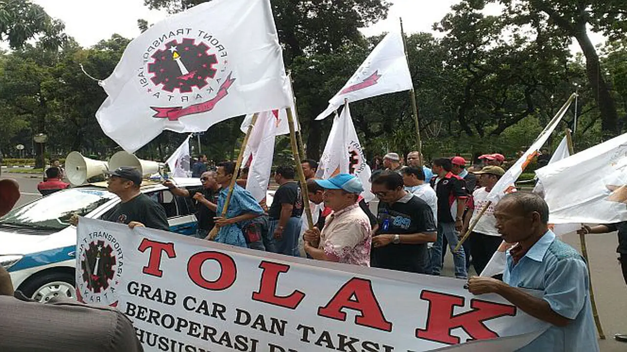 Minta Uber dan Grab Diblokir, Demonstran Sambangi Kemenkominfo