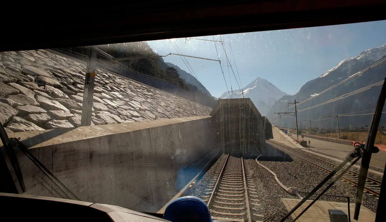 Terowongan NEAT Gotthard di pegunungan Alpen, Swiss, (10/3). Terowongan rel terpanjang di dunia ini melebihi terowongan bawah laut Seikan di Jepang. (REUTERS/Arnd Wiegmann)