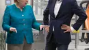 Kanselir Jerman Angela Merkel berbincang dengan CEO Daimler AG, Dieter Zetsche saat peluncuran pabrik baterai Accumotive di Kamenz, Jerman (22/5). (AP Photo/Jens Meyer)