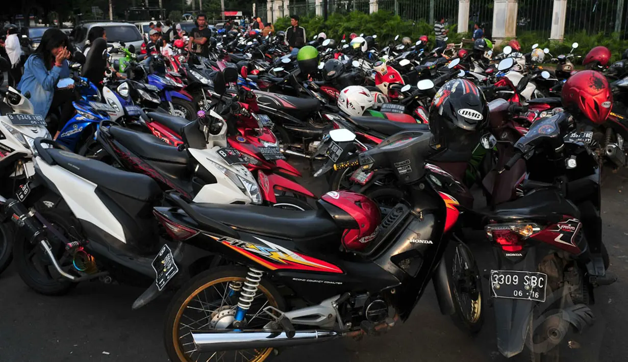 Setiap sudut pintu masuk Monumen nasional Jakarta dimanfaatkan sejumlah oknum untuk meraup keuntungan dengan menjadikannya tempat parkir liar, (30/7/2014). (Liputan6.com/Johan Tallo) 