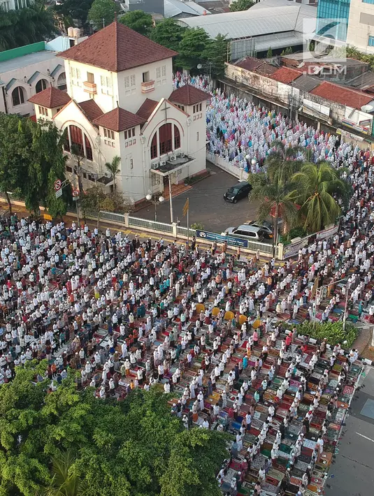 Ribuan umat muslim melaksanakan Salat Idul Fitri 1439 H di kawasan Jatinegara, Jakarta, Jumat (15/6). Seluruh masyarakat di Indonesia serentak merayakan Hari Raya Idul Fitri 1439 H sesuai ketetapan pemerintah Jumat (15/6). (Liputan6.com/Arya Manggala)