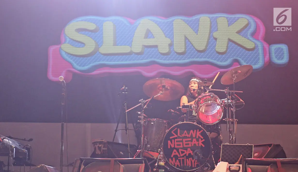 Aksi drummer Slank, BimBim dalam konser perayaan HUT ke-34 Slank di JIExpo Kemayoran, Jakarta, Selasa (26/12). Konser tersebut sangat istimewa karena menjadi bagian dari perayaan ulang tahun ke-34 band rock tersebut. (Liputan6.com/Herman Zakharia)