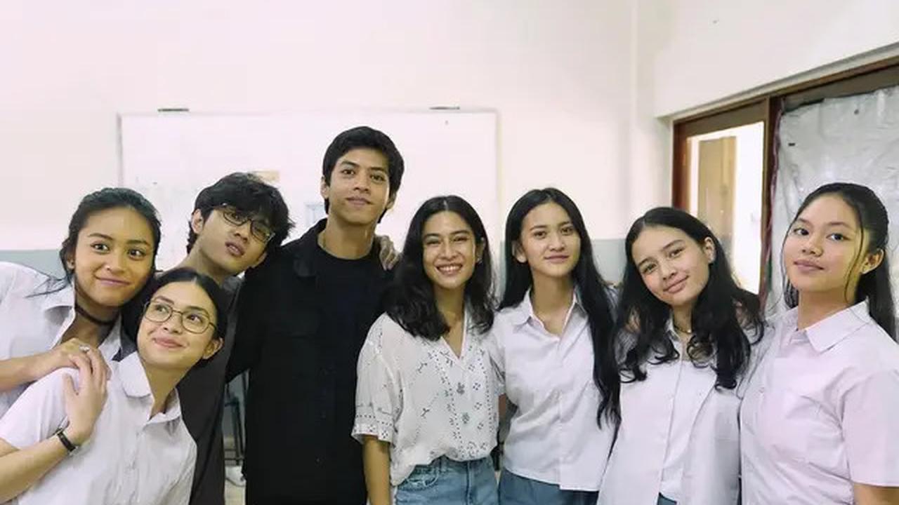 6 Potret Pemain AADC ke Lokasi Syuting Rangga &amp; Cinta, Nostalgia 23 Tahun Lalu