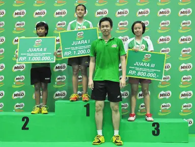 Hendra Setiawan berpose bersama juara tunggal putri SD Aghni Nur Fitri dari Tasikmalaya pada Grand Final MILO School Competition 2015, Jakarta, Sabtu (28/11/2015). (Liputan6.com/Yoppy Renato)