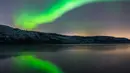 Fenomena aurora borealis saat menerangi langit malam di dekat kota Kirkenes, Norwegia utara, Kamis (12/11/2015). (AFP PHOTO/Jonathan NACKSTRAND)