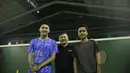 Pelatih tunggal putra Indonesia, Hendry Saputra, bersama Jonatan Christie dan Anthony Ginting foto bersama usai latihan di Pelatnas PBSI Cipayung, Jakarta, Selasa (9/7). Latihan ini persiapan jelang Indonesia Open 2019. (Bola.com/Vitalis Yogi Trisna)