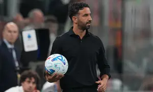 Pelatih kepala AC Milan, Ruben Amorim, memegang bola saat pertandingan Serie A antara AC Milan dan Lecce di Milan, Italia, Senin (21-9-2026) dini hari WIB. (Foto AP/Antonio Calanni)