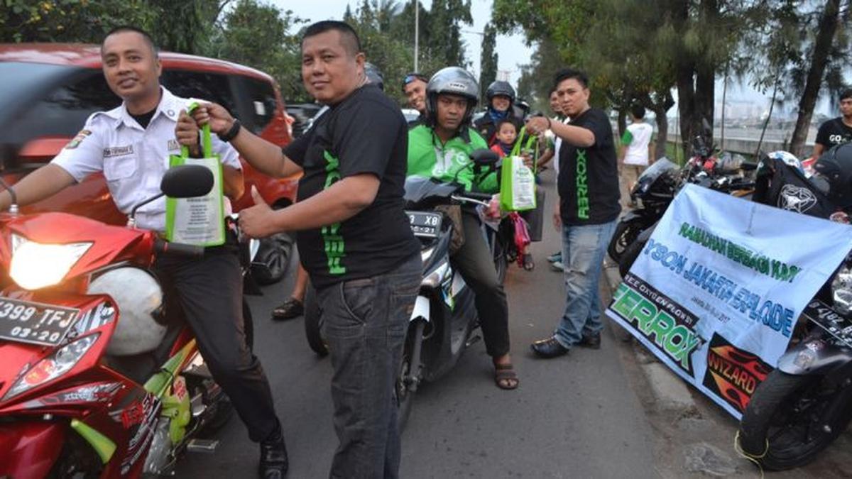Komunitas Motor Bagi-Bagi Takjil Gratis