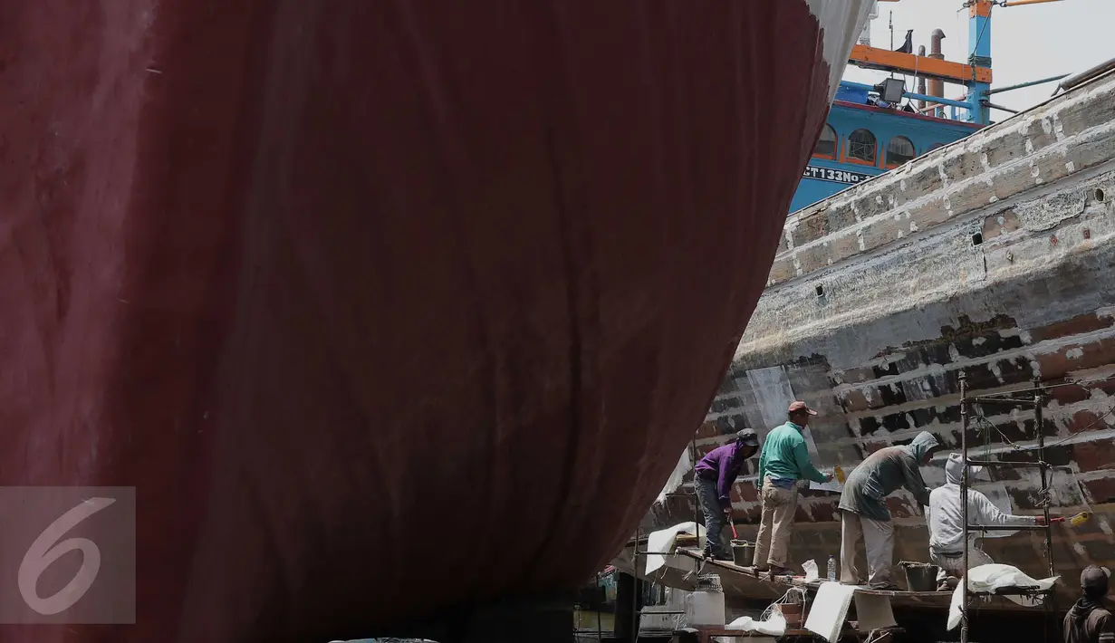 Sejumlah pekerja mengecat lambung kapal di Unit Docking Kapal Perikanan kawasan Muara Angke, Jakarta, Senin (9/11/2015). Perawatan tersebut dilakukan setiap 6 bulan untuk menjamin keamanan dan keselamatan para nelayan (Liputan6.com/Angga Yuniar)