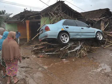 Warga menyaksikan bangunan yang rusak usai banjir bandang melanda Kampung Cibuntu, Desa Pasawahan, Kecamatan Cicurug, Sukabumi, Jawa Barat, Selasa (22/9/2020). Data sementara puluhan bangunan rusak berat, 12 rumah hanyut, dan dua korban hilang masih dicari. (merdeka.com/Arie Basuki)