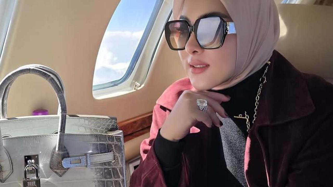 Potret Syahrini Tampil Mewah dan Elegan di Private Jet Menuju Karpet Merah Cannes 2025
