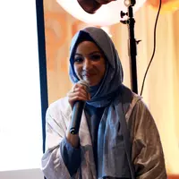 'Dengan nikah muda aku masih bisa kuliah, punya anak dan tidak menghalangi apa-apa, ini menegaskan kalau nikah muda kita tetap bisa berkarya," kata Natasha Rizki. (Wimbarsana Kewas/Bintang.com)