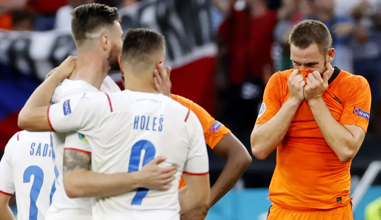 Belanda secara mengejutkan disingkirkan Republik Ceska usai takluk dua gol tanpa balas di babak 16 besar Euro 2020. (Bernadet Szabo/Pool via AP)