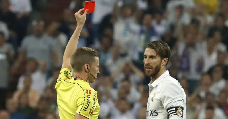 Bek Real Madrid Sergio Ramos menerima kartu merah. (EPA/Kiko Huesca)