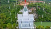 China Punya Jembatan Kaca Terpanjang di Dunia. (dok.Instagram @dezeen/https://www.instagram.com/p/CEuXkXNlYqK/Henry)