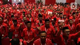 Peserta mengibarkan bendera Merah Putih saat pembukaan Rakernas I dan HUT ke-47 PDI Perjuangan di JIEXPO Kemayoran, Jakarta, Jumat (10/1/2020). Rakernas ini bertajuk 'Solid Bergerak Wujudkan Indonesia Negara Industri Berbasis Riset dan Inovasi Nasional'. (Liputan6.com/Johan Tallo)