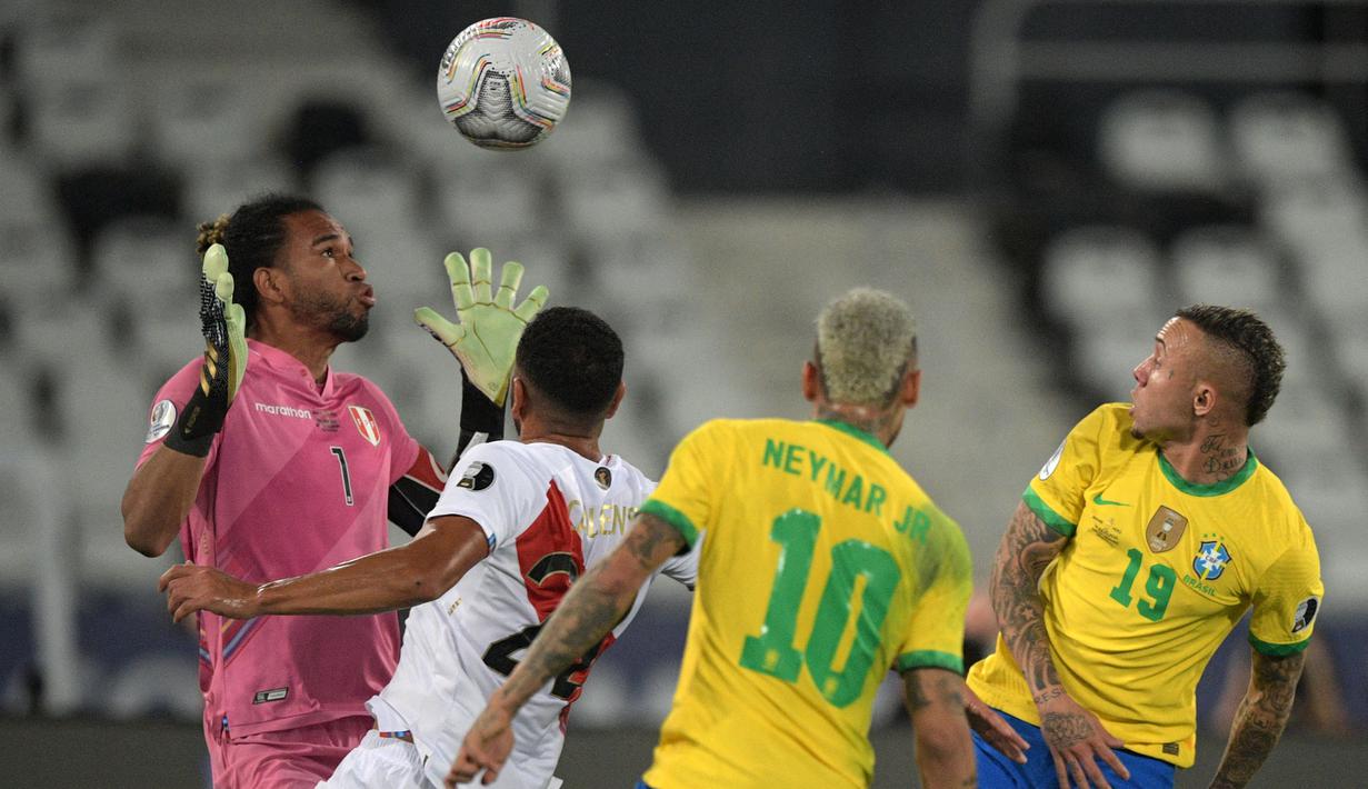 Brasil bermain dominan di awal babak pertama. Namun kiper Peru, Pedro Gallese tampil gemilang dan mampu menggagalkan beberapa peluang yang terjadi. Ia tercatat melakukan lima kali penyelamatan kala laga sudah berjalan 25 menit. (Foto: AFP/Carl De Souza)