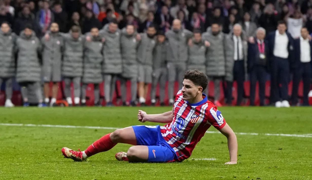 Pemain Atletico Madrid, Julian Alvarez terjatuh setelah melakukan tendangan penalti ke gawang Real Madrid pada laga leg 2 babak 16 besar Liga Champions 2024/2025 di Metropolitano Stadium, Madrid, Spanyol, Kamis (13/03/2025). (AP Photo/Manu Fernandez)