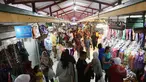 Aktivitas pedagang dan pembeli di Pasar Beringharjo, Yogyakarta, Minggu (19/4/2015). Pasar di kawasan Malioboro itu merupakan salah satu pusat penjualan batik yang murah meriah. (Liputan6.com/Helmi Afandi)