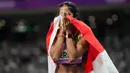 Veronica Shanti Pereira dari Singapura merayakan kemenangannya setelah memenangkan final 200 meter putri Asian Games ke-19 di Hangzhou, China, Senin (2/10/2023). (AP Photo/Vincent Thian )