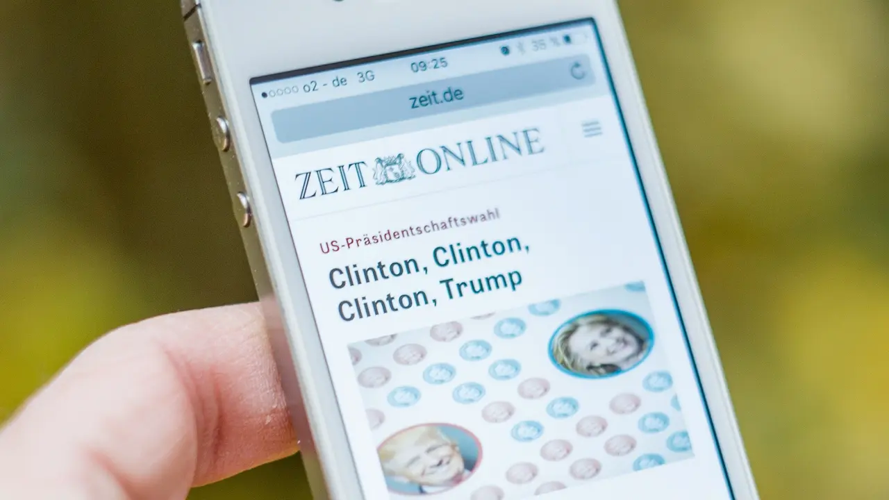 Ilustrasi berita online di smartphone.