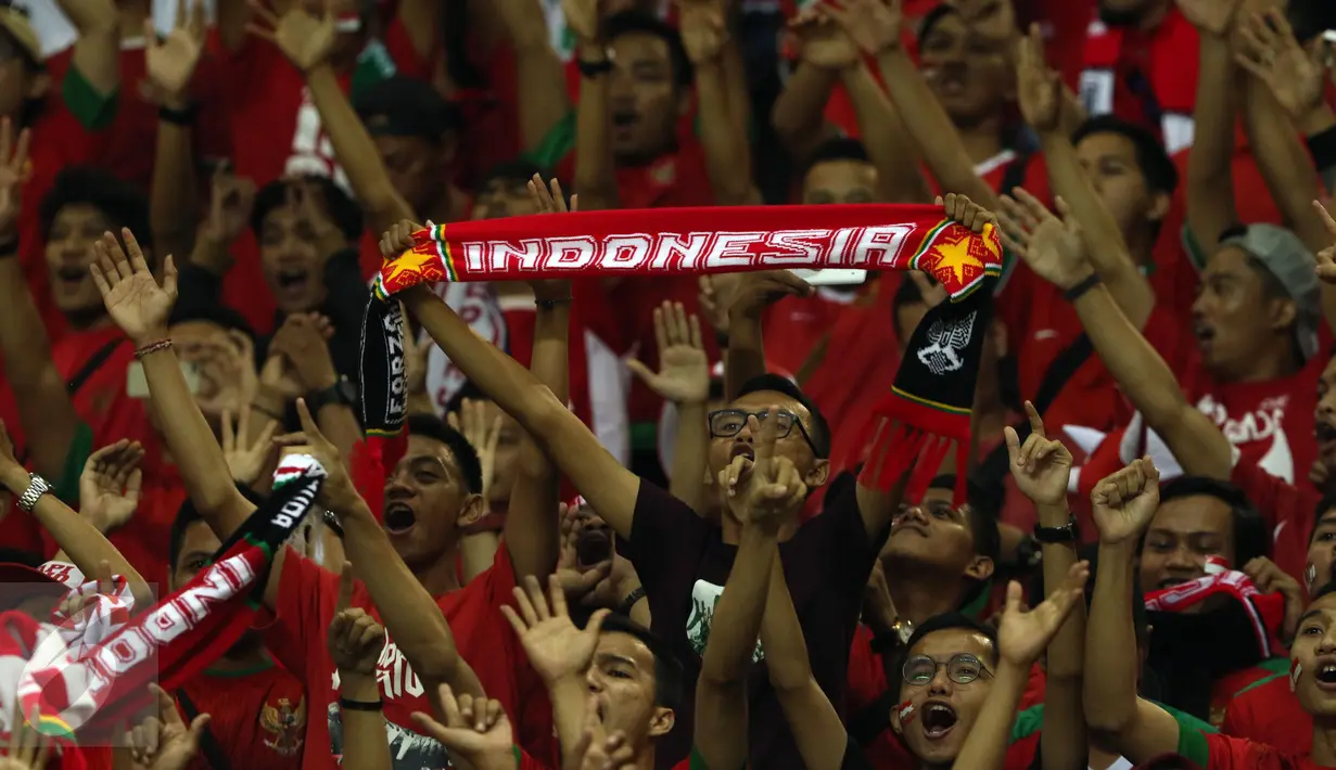 Suporter membentangkan syal jelang menyaksikan laga Timnas Indonesia melawan Vietnam pada semifinal pertama Piala AFF 2016 di Stadion Pakansari, Bogor, Sabtu (3/12). Indonesia unggul 2-1 atas Vietnam. (Liputan6.com/Helmi Fithriansyah)