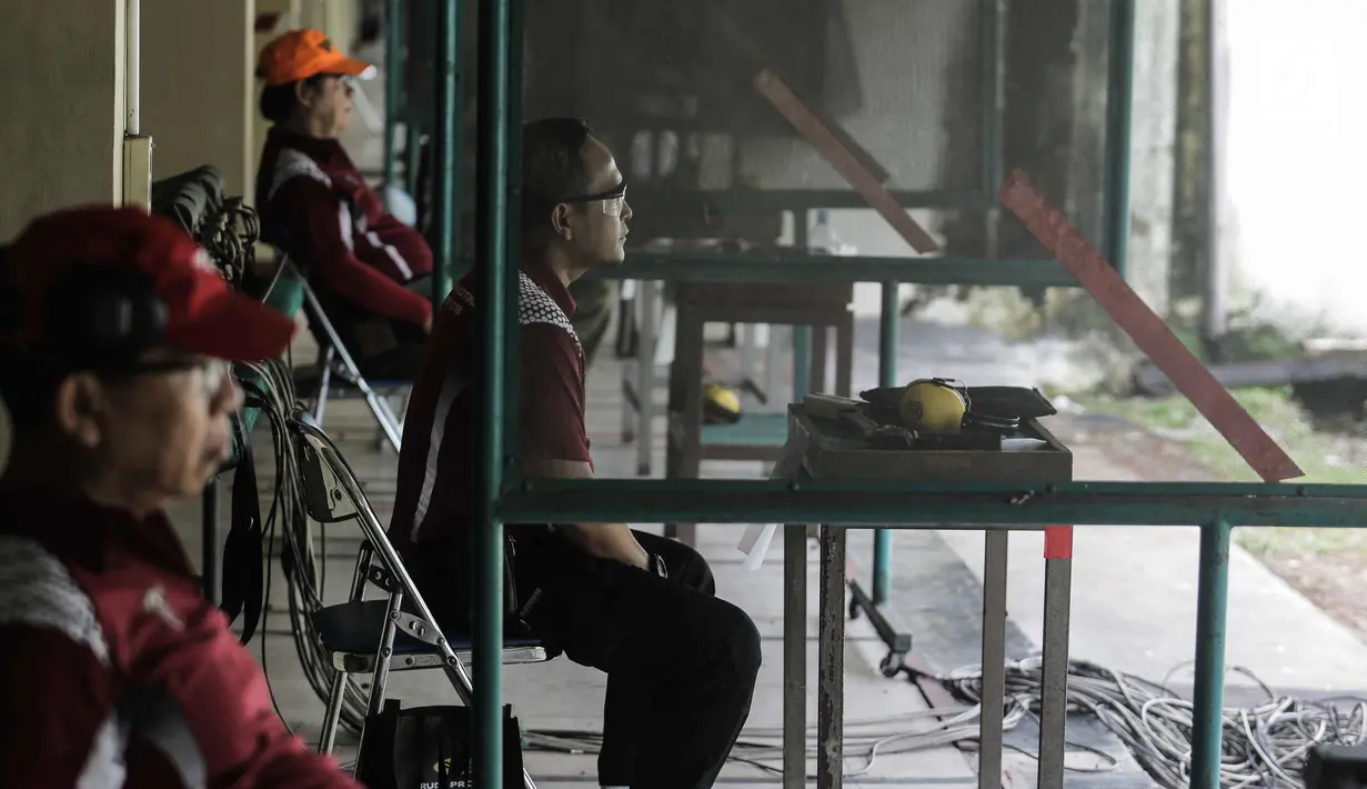 Pasukan Paspampres mengikuti kejuaraan menembak Paspampres Shooting Championship 2018 di Jakarta, Jumat (9/2). Kejuaraan ini diikuti TNI/ Polri, Sipil Umum dan Anggota Perbakin Seluruh Indonesia. (Liputan6.com/Faizal Fanani)