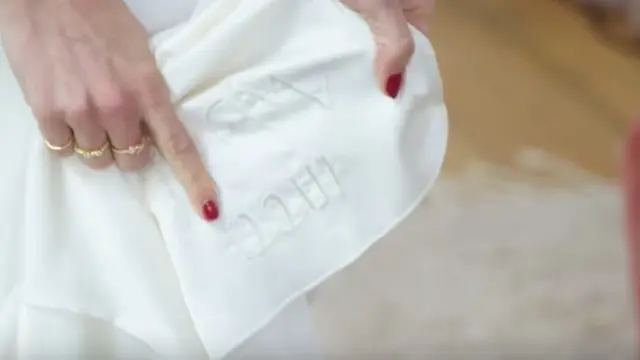 Hilary menunjukkan inisial tersembunyi di balik gaunnya. (dok. Youtube Vogue/https://www.youtube.com/watch?v=f-3v6KATkhI/Adhita Diansyavira)