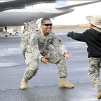 Begini rasanya memiliki seorang ayah atau ibu yang bergabung dengan militer. Saat pertemuan setelah mereka bertugas lama, bikin haru!