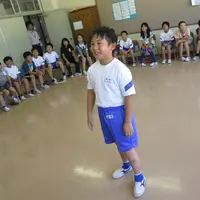 Video bocah yang telah ditonton lebih dari dua juta kali ini bisa jadi pelajaran buat orang yang suka main senioritas! (Ilustrasi: marketplace.org)