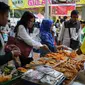 Warga memilih makanan untuk berbuka puasa di Pasar Takjil Benhil, Jakarta, Senin (29/5). Pasar Takjil Benhil yang ada setiap bulan Ramadan tersebut dipadati warga yang membeli makanan untuk berbuka puasa. (Liputan6.com/Gempur M Surya)