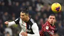 Pemain Juventus Cristiano Ronaldo (kiri) berebut bola dengan pemain AC Milan Ismael Bennacer pada pertandingan Coppa Italia di Stadion San Siro, Milan, Italia, Kamis (13/2/2020). Pertandingan berakhir 1-1. (Massimo Paolone/LaPresse via AP)