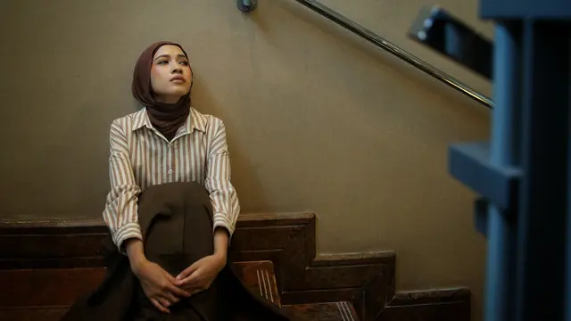 wanita februari merasa kesepian