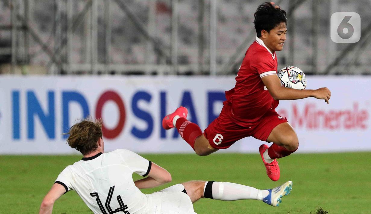 <p>Pemain belakang timnas Indonesia U-20, Zanadin Fariz (kanan) melompat menghindari tekel dari Theo Michael Ettema (Selandia Baru) pada turnamen mini International Friendly Match di Stadion Utama Gelora Bung Karno, Minggu (19/2/2023). Timnas Indonesia U-20 gagal melanjutkan kemenangan pada turnamen mini, dan harus mengakui keunggulan Selandia Baru 1-2. (Liputan6.com/Herman Zakharia)</p>