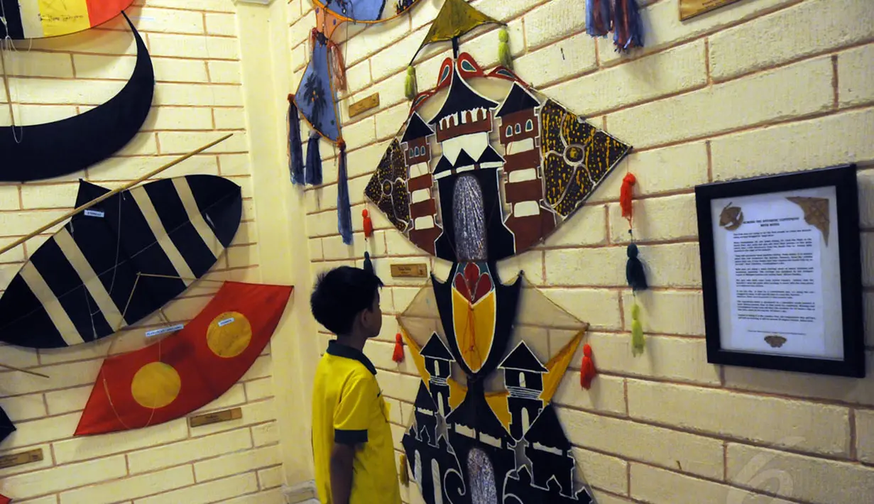 Salah satu anak memperhatikan koleksi layang-layang yang ada di Museum Layang-Layang, Jakarta, (27/9/2014). (Liputan6.com/Helmi Fithriansyah)