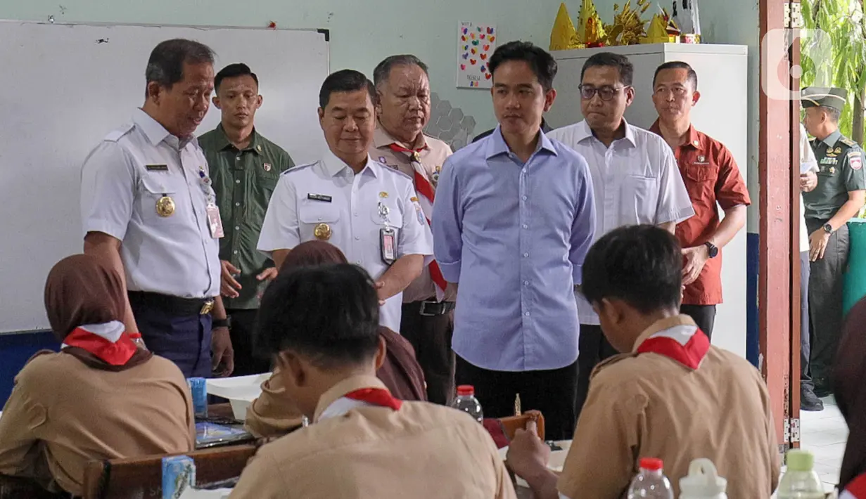 Saat meninjau, Gibran berkeliling ke meja anak-anak dan mengajak beberapa anak berbincang ringan. (Liputan6.com/Herman Zakharia)