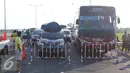 Sejumlah kendaraan terjebak macet karena di tutupnya pintu keluar Tol Pejagan, Jawa Tengah, Senin (4/7). Akibat di tutupnya pintu keluar Tol Pejagan menyebabkan Tol Kalipanci-Pejagan macet parah. (Liputan6.com/Angga Yuniar)