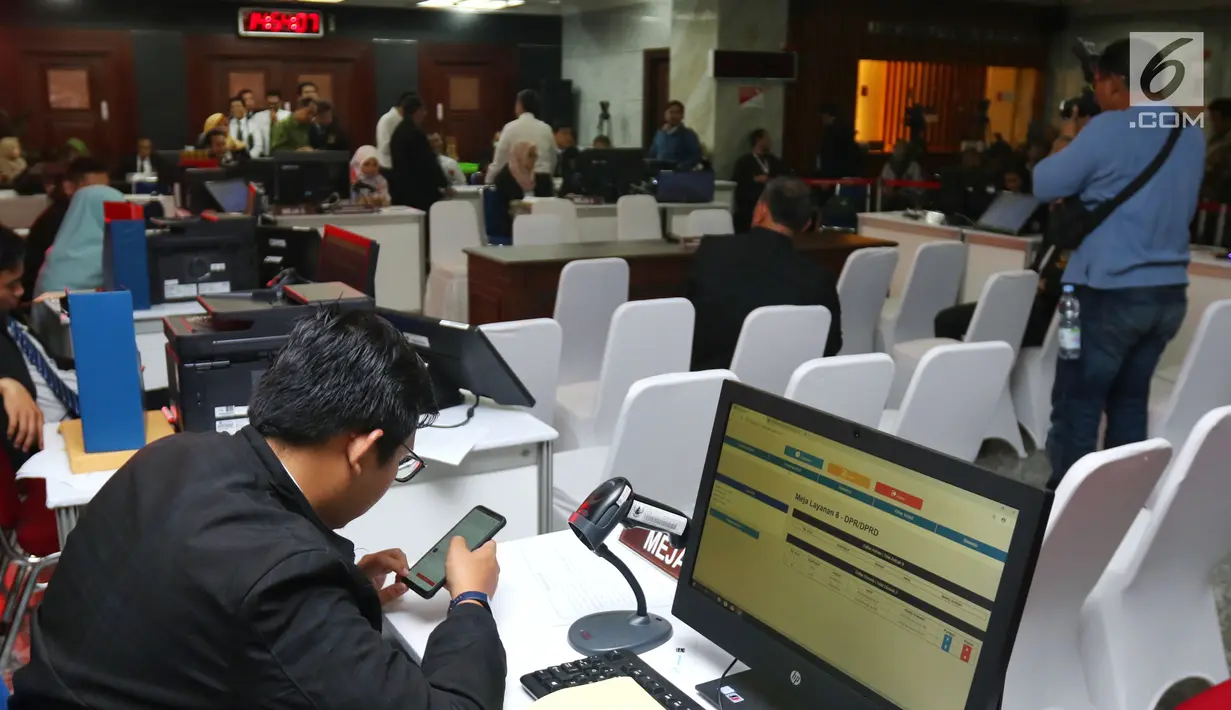 Suasana pendaftaran pengajuan gugatan hasil Pemilu 2019 di Gedung Mahkamah Konstitusi, Jakarta, Jumat (24/5/2019). Batas akhir pengajuan gugatan hasil Pileg 2019 pada Jumat, 24 Mei pukul 01.46 WIB, sementara untuk Pemilu Presiden ditutup pada Jumat, 24 Mei pukul 24.00 WIB. (LiPutan6.com/Johan Tallo)