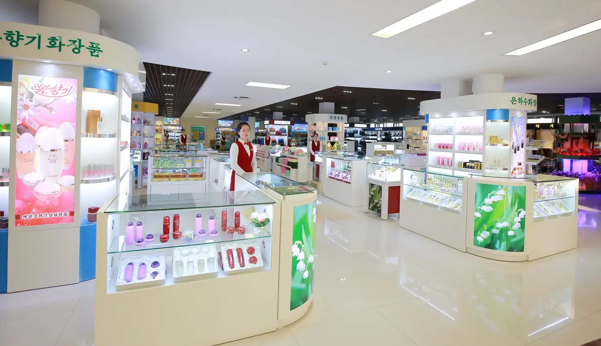 Sejumlah karyawan berjaga saat kunjungan Pemimpin Korea Utara, Kim Jong-un di pusat perbelanjaan Mirae Shop yang baru dibangun di kompleks Mirae Shop di Korea Utara (28/3). (REUTERS/KCNA)