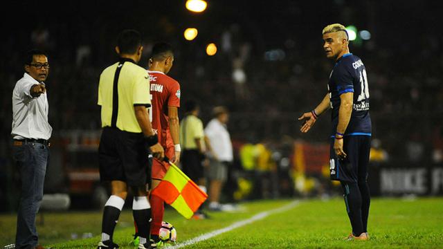 Aji Santoso dan Cristian Gonzales