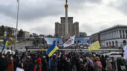 Demonstran anti-vaksin berunjuk rasa di Kiev (24/11/2021). Ratusan pengunjuk rasa memblokir jalan-jalan di pusat kota Kiev pada 24 November untuk berdemonstrasi menentang langkah-langkah anti-Covid Ukraina dan upaya vaksin, saat negara itu memerangi gelombang infeksi baru. (AFP/Genya Savilov)
