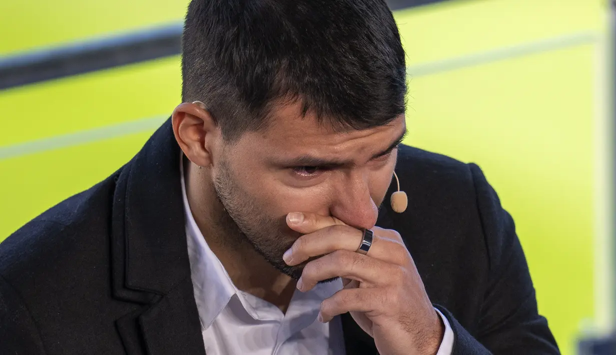 Striker Barcelona Sergio Aguero menangis saat konferensi pers di stadion Camp Nou di Barcelona, Spanyol, Rabu (15/12/2021). Sergio Aguero telah mengumumkan pengunduran dirinya dari sepak bola pada hari Rabu karena penyakit jantung. (AP Photo/Emilio Morenatti)
