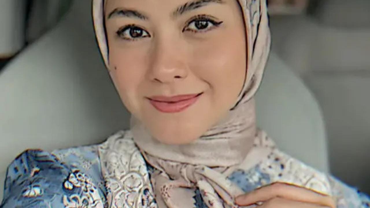 9 Inspirasi Hijaber Modern 40 Tahun Revalina S Temat, Effortless tapi Elegan