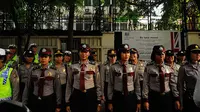 Sejumlah polisi wanita (Polwan) dari Polda Metro Jaya mendengarkan intruksi komandan saat apel usai berjaga-jaga di Bundaran Hotel Indonesia, Jakarta, (21/11). (Liputan6.com/Johan Tallo)