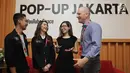 Head of APAC YouTube Social Media Marketing Analytics, Moe Inaki (kedua kanan), Director of YouTube Global Creator & Artist Development, Chris Schremp (kanan) berbincang dengan 2 YouTube kreator lokal di Kota Kasablanka, Jakarta, Selasa (30/4/2019). (Fimela.com/Bambang E Ros)