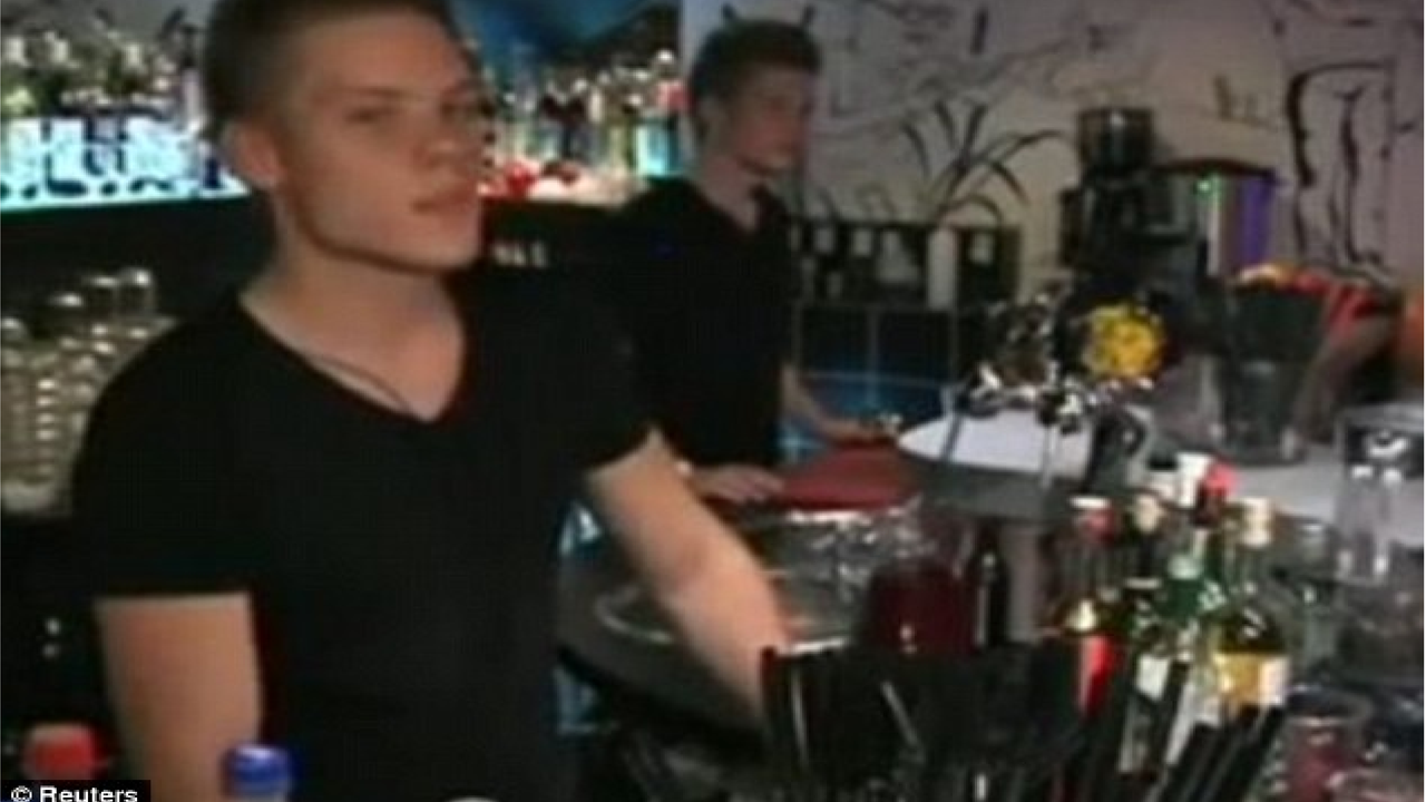 Bartender di restoran si kembar. (Reuters)