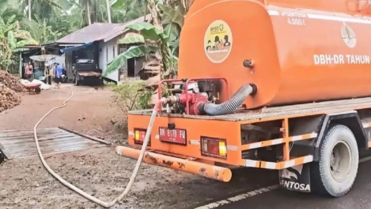 Pemerintah Kotawaringin Timur Sigap Salurkan Pasokan Air Bersih untuk Warga Pesisir