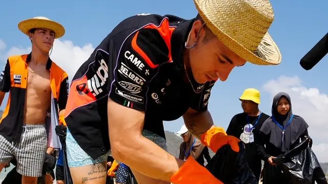Momen Maverick Vinales dengan Warga Mandalika
